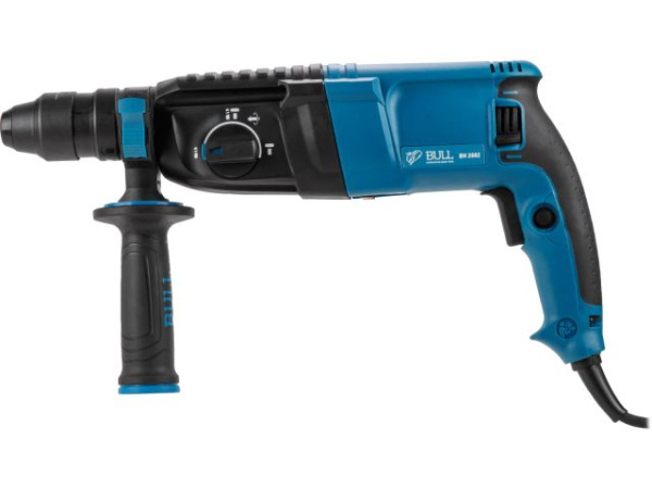 Перфоратор BULL BH 2602 в чем. Xcase 800 Вт, 3.0 Дж, 4 реж. + 2 зубила, 3 сверла, БЗП в комплекте (800 Вт, 3.0 Дж, 4 реж., патрон SDS-plus, БЗП в комплекте, вес 3.4 кг)