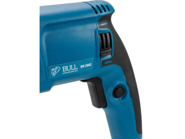Перфоратор BULL BH 2602 в чем. Xcase 800 Вт, 3.0 Дж, 4 реж. + 2 зубила, 3 сверла, БЗП в комплекте (800 Вт, 3.0 Дж, 4 реж., патрон SDS-plus, БЗП в комплекте, вес 3.4 кг)